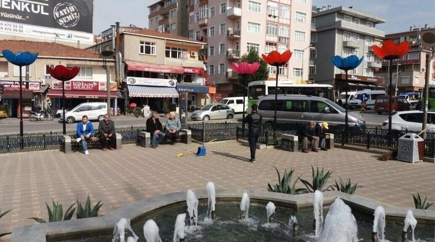 Gebze&rsquo;de Sokaklarına Gelincik Motifli Aydınlatma Direkleri Konuldu