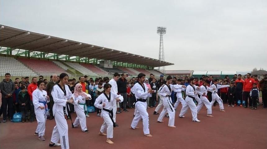 Ağrı Belediyesi 500 Sporcuya Malzeme Dağıttı