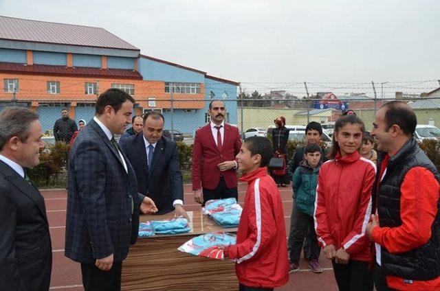 Ağrı Belediyesi 500 Sporcuya Malzeme Dağıttı