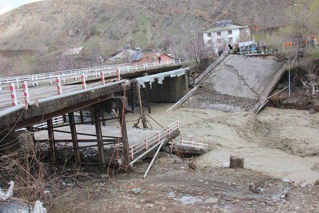 Bingöl’de Selde Hasar Gören Köprü Çöktü