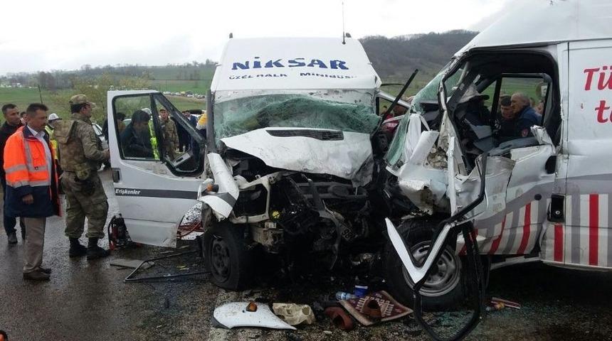 Tokat&rsquo;ta Trafik Kazası: 16 Yaralı