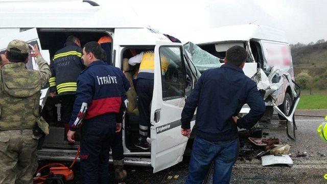 Tokat’ta Trafik Kazası: 16 Yaralı