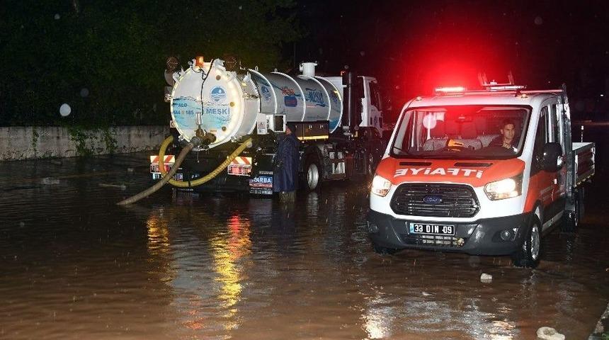 Mersin&rsquo;de Gece Yağan Sağanak Yağış Etkili Oldu