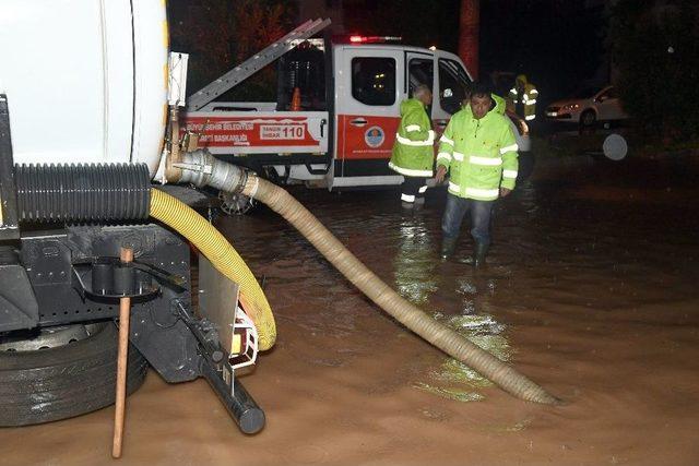 Mersin’de Gece Yağan Sağanak Yağış Etkili Oldu