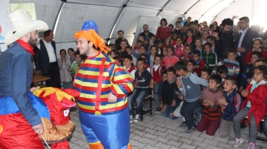 Depremzede &Ouml;ğrenciler Tiyatro Ve Eğlence İle Moral Buldu