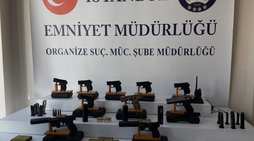 İstanbul&rsquo;da Bir M&uuml;zisyenin Evinde Silahlar Ele Ge&ccedil;irildi