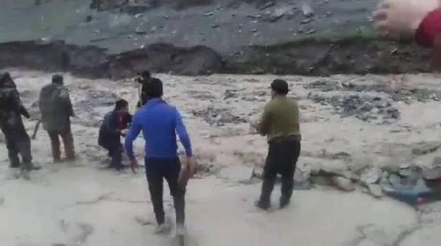 Hakkari'de Sel Ve Heyelan Yolları Kapattı