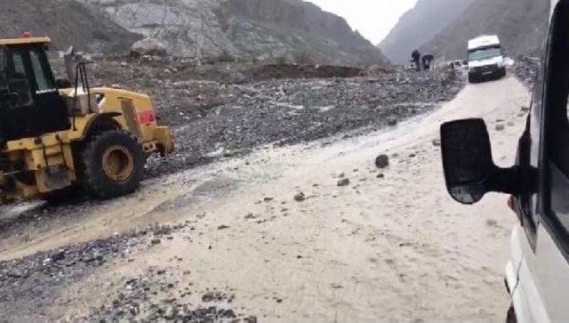 Hakkari'de Sel Ve Heyelan Yolları Kapattı