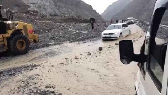 Hakkari'de Sel Ve Heyelan Yolları Kapattı