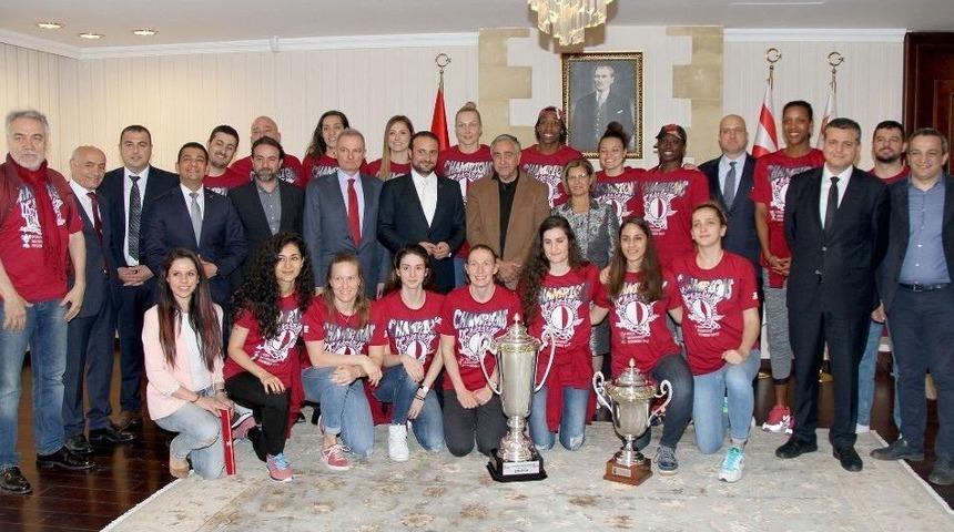 Eurocup Şampiyonu Yakın Doğu Üniversitesi, Cumhurbaşkanı Mustafa Akıncı Tarafından Kabul Edildi