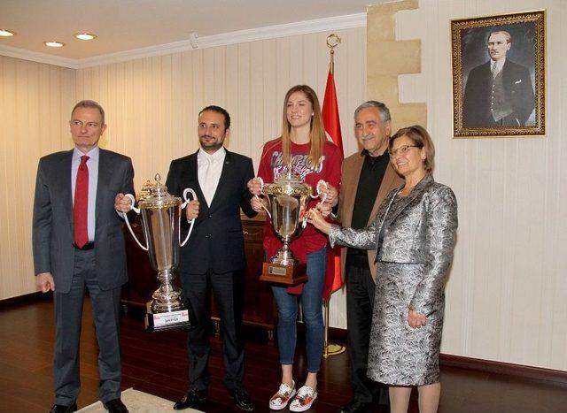 Eurocup Şampiyonu Yakın Doğu Üniversitesi, Cumhurbaşkanı Mustafa Akıncı Tarafından Kabul Edildi