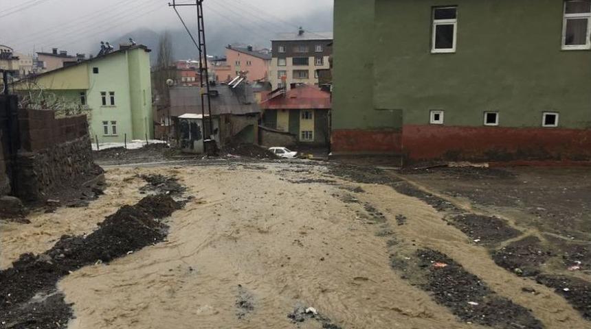 Yağışlar Yolları Tahrip Etti