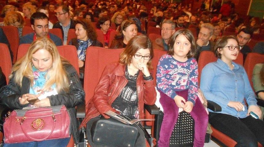 Sui Generis Tiyatro Topluluğu, &rsquo;&rsquo;şenlik &Ccedil;ıkmazı&rsquo;&rsquo; Adlı Oyunu Sahneledi