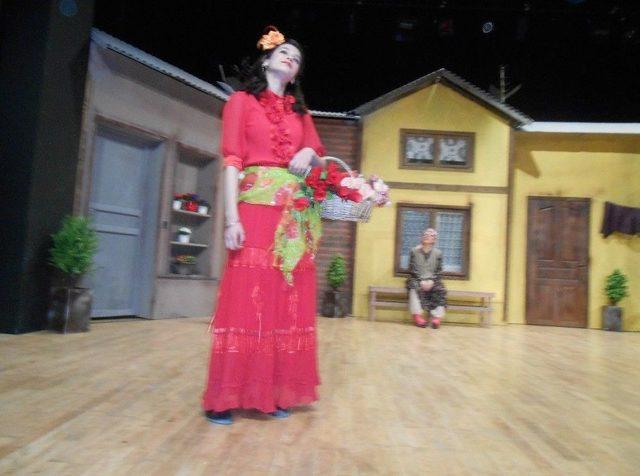 Sui Generis Tiyatro Topluluğu, &rsquo;&rsquo;şenlik &Ccedil;ıkmazı&rsquo;&rsquo; Adlı Oyunu Sahneledi 1