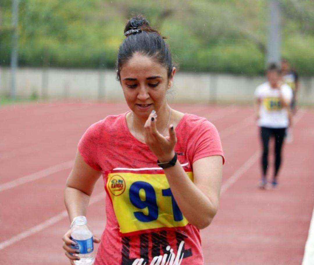 Postacılar, Yağmur Altında Birinci Olmak İ&ccedil;in Y&uuml;r&uuml;d&uuml;