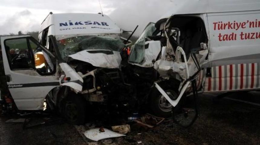 Tokat'ta Sollama Kazası: 15 Yaralı