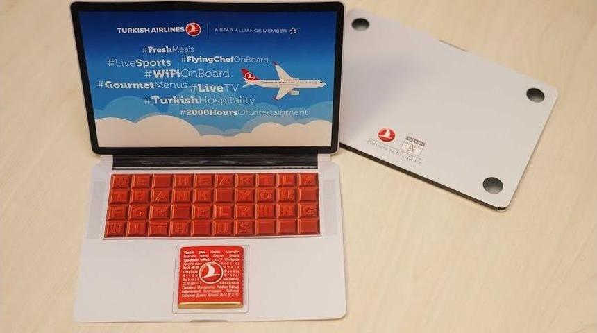 Thy Yolcularına Laptop Şeklinde &Ccedil;ikolata Dağıtıyor