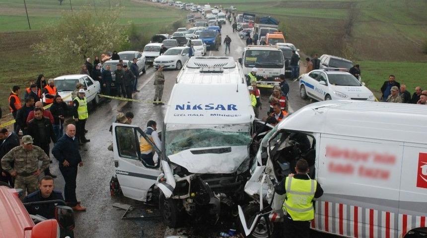 Tokat’ta Trafik Kazası: 16 Yaralı