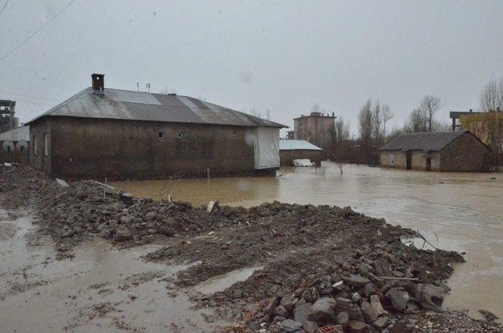 Yüksekova’da Evler Su Altında Kaldı G3