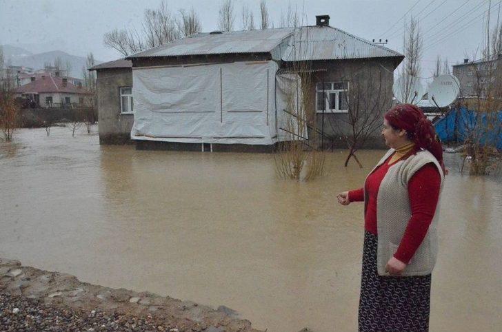 Yüksekova’da Evler Su Altında Kaldı G4