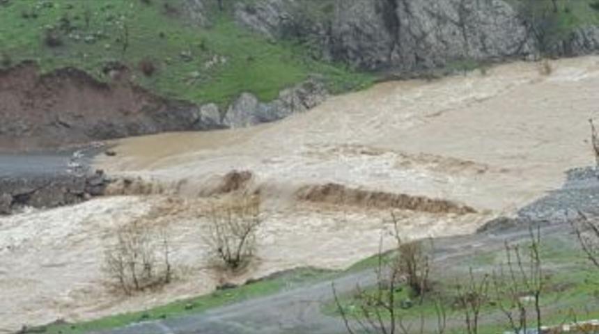 Şemdinli-derecik Yolu İkiye B&ouml;l&uuml;nd&uuml;