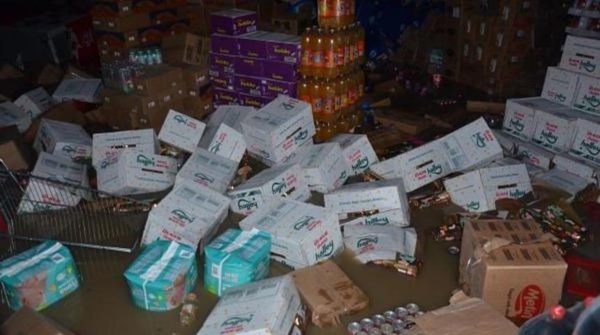 Hakkari'de Sel Ve Heyelan Yolları Kapattı (2)