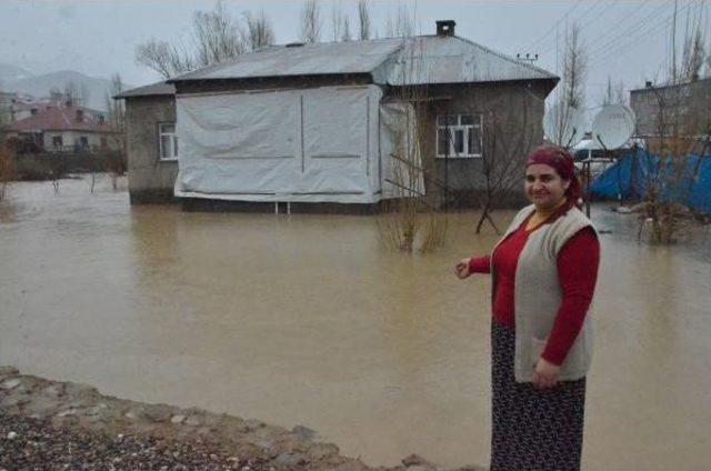 Hakkari'de Sel Ve Heyelan Yolları Kapattı (2)