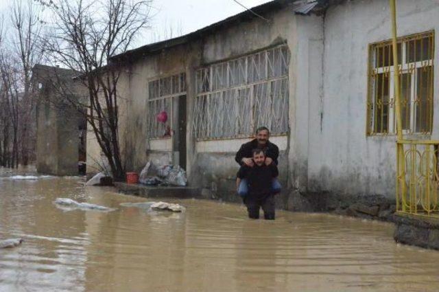 Hakkari'de Sel Ve Heyelan Yolları Kapattı (2)