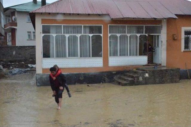 Hakkari'de Sel Ve Heyelan Yolları Kapattı (2)