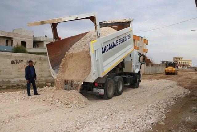 Akçakale’nin Kırsal Mahallelerinde Yol Yapım Çalışmaları Sürüyor