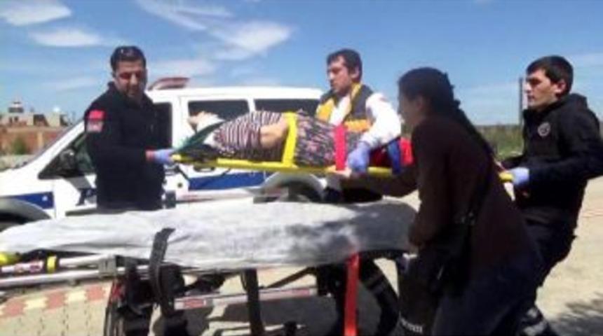 &Ccedil;amaşır Asarken Balkondan D&uuml;şt&uuml;