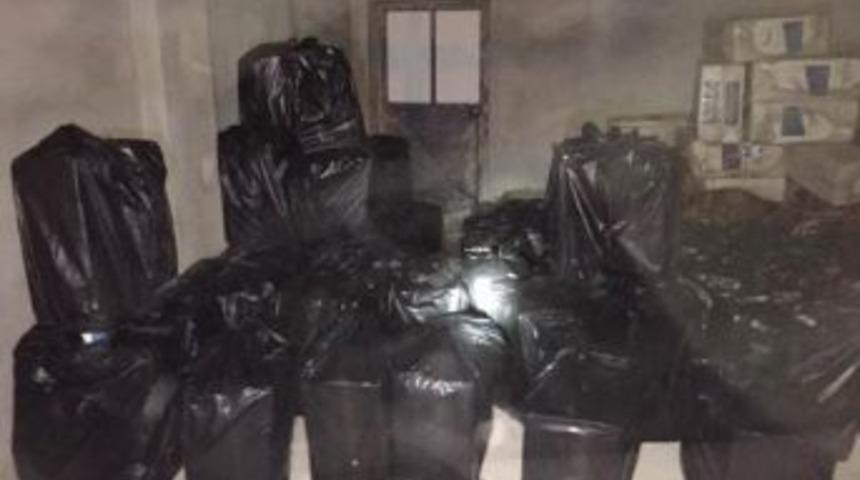 Oto Sanayi Sitesinde 55 Bin 650 Paket Ka&ccedil;ak Sigara Ele Ge&ccedil;irildi