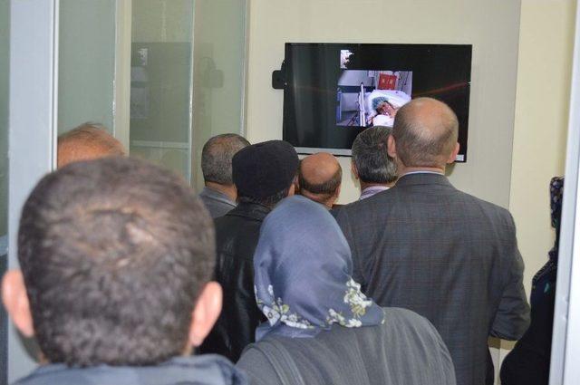 Hasta Yakınları, Yoğun Bakımda Yatan Hastaları İle Artık G&ouml;r&uuml;nt&uuml;l&uuml; G&ouml;r&uuml;şebilecek 2