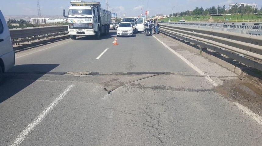K&ouml;pr&uuml;n&uuml;n Yerinden &Ccedil;ıkan Demiri Kazaya Neden Oldu : 2 Yaralı