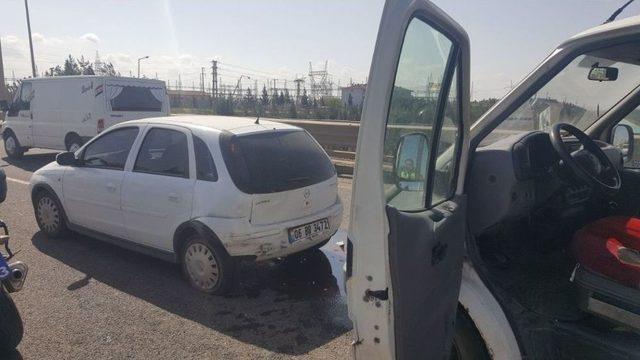 Köprünün Yerinden Çıkan Demiri Kazaya Neden Oldu : 2 Yaralı