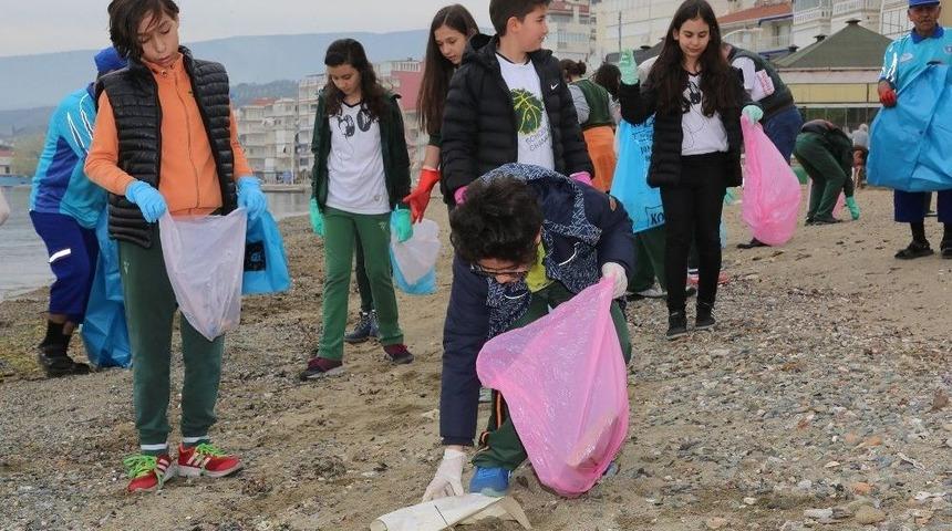 &Ouml;ğrenciler Sahilleri Temizledi