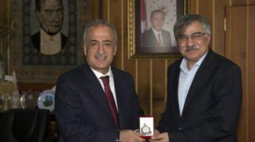 Eğitim Bir-sen Genel Başkan Vekili Latif Selvi, Rektör Çomaklı’yı Ziyaret Etti