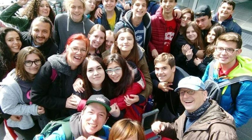 Gen&ccedil;ler Şarkılarıyla &Ouml;nyargıları Kırdı