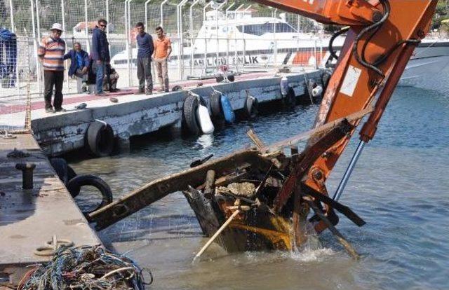 Batık Kaçakçı Teknesi Parça Parça Çıkarılıyor