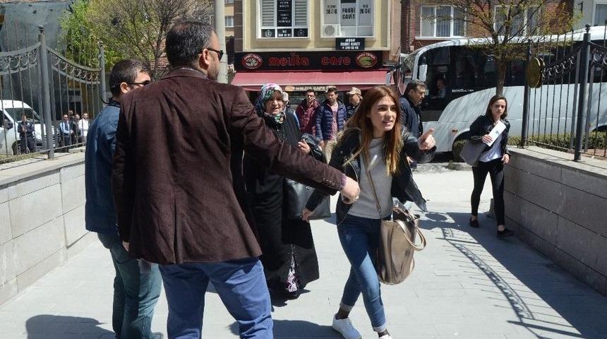 Fet&ouml; Ş&uuml;phelilerinin Yakınları Basın Mensuplarına Saldırdı