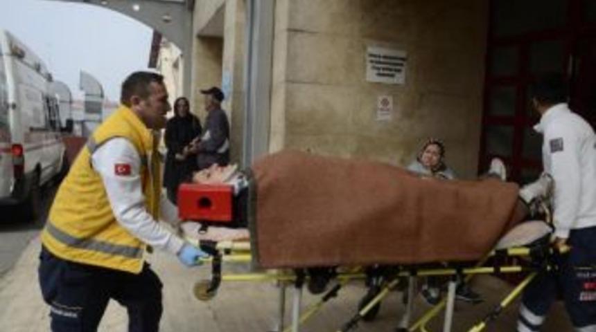 Otomobil Istinat Duvarına &Ccedil;arptı, Kadın S&uuml;r&uuml;c&uuml; Yaralandı