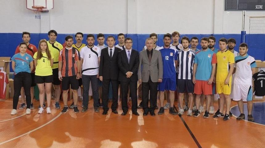 Futbol, Basketbol Ve Voleybol Takımlarına Formalar Dağıtıldı