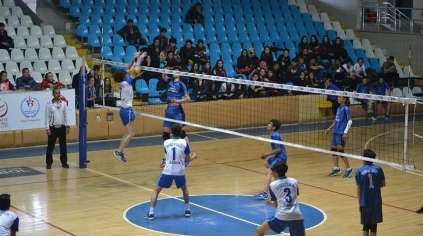 Voleybol Müsabakaları Devam Ediyor