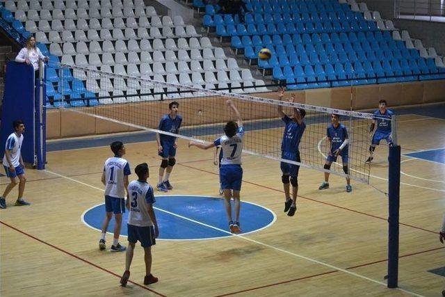 Voleybol Müsabakaları Devam Ediyor