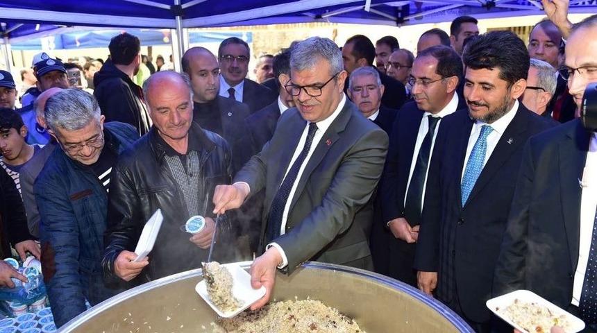 Başbakan Yardımcısı Kaynak Pilav Dağıttı