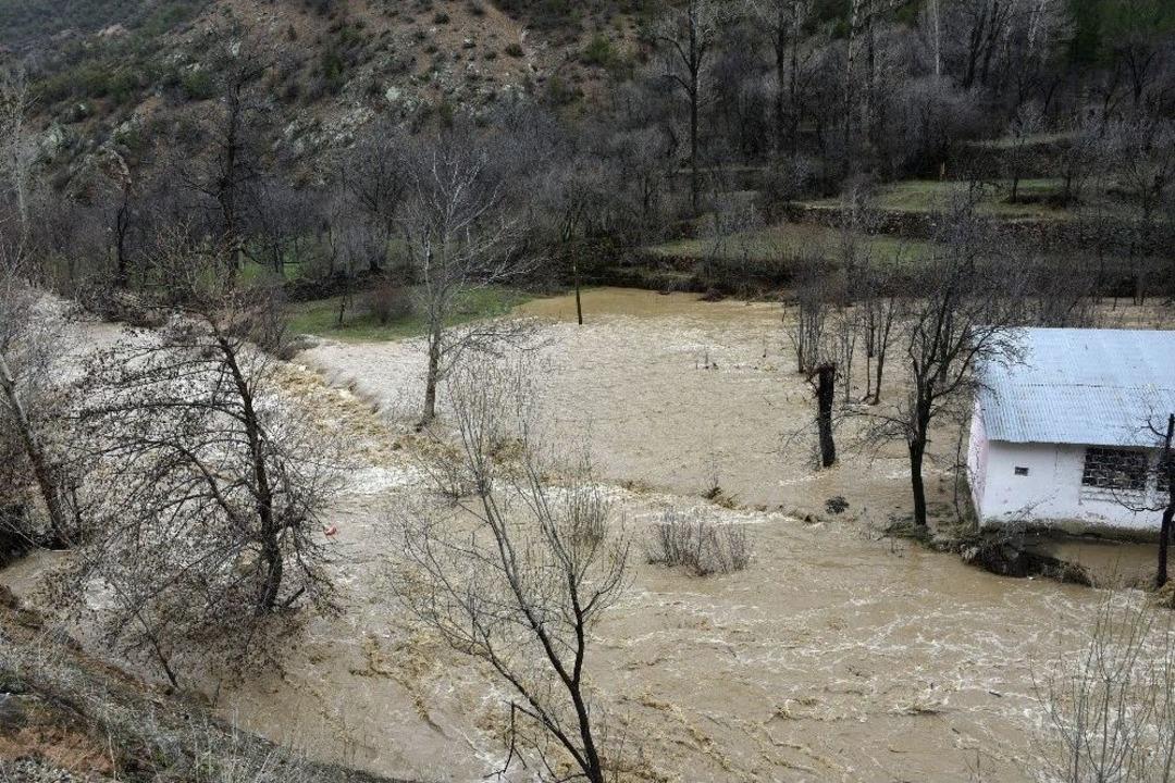 G&uuml;m&uuml;şhane&rsquo;de Yağmur Dereleri Taşırdı