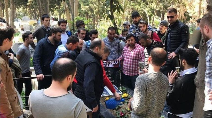 Trabzonsporlu Taraftarlar Sefa Kalya&rsquo;nın Mezarını Ziyaret Etti