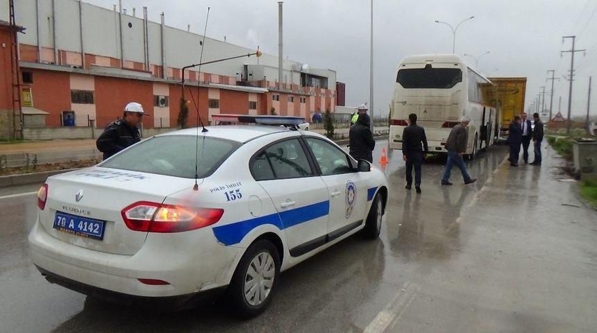 İş&ccedil;i Taşıyan Otob&uuml;s Tır&rsquo;a Arkadan &Ccedil;arptı: 8 Yaralı