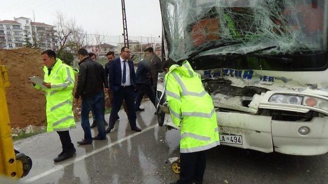 İşçi Taşıyan Otobüs Tır’a Arkadan Çarptı: 8 Yaralı