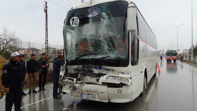 İşçi Taşıyan Otobüs Tır’a Arkadan Çarptı: 8 Yaralı